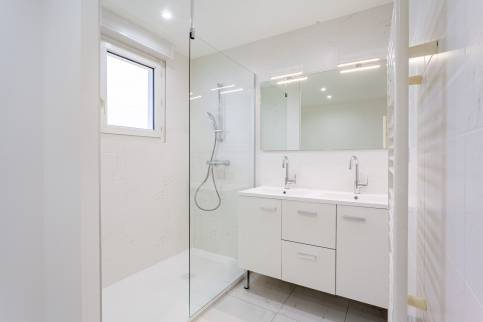 Champagne au Mont D'or (69410) : Rénovation de salle de bains dans un style épuré et lumineux