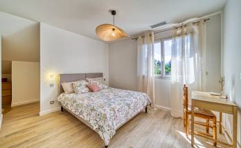 La nouvelle chambre, avec une grande fenêtre