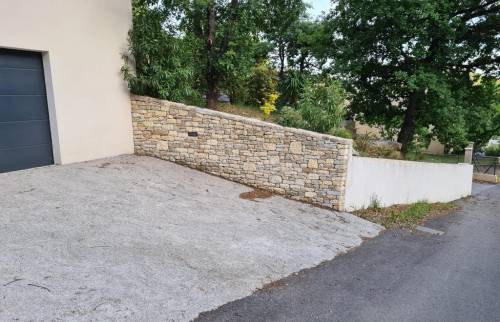 Création de murs en pierre