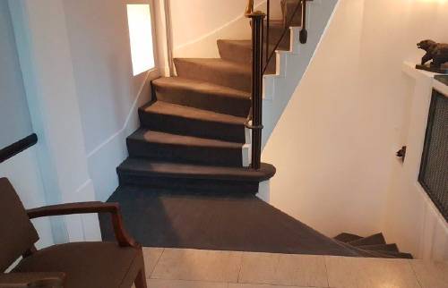 Réunir deux escaliers dans une belle et grande maison à Colombes