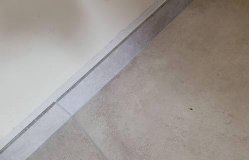 Détail carrelage et plinthe