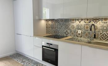 Rénovation de cuisine avec meubles façades laquées blanches