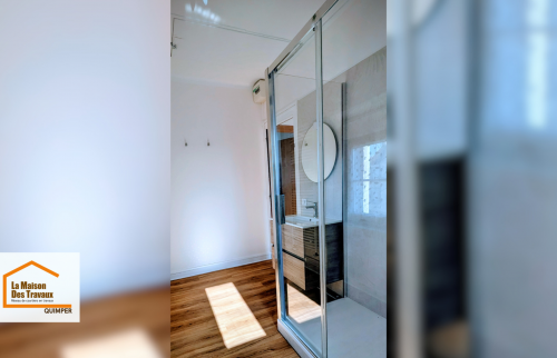 Douche moderne au Guilvinec : paroi vitrée, meuble suspendu et finitions épurées pour une salle de bain pratique et élégante.