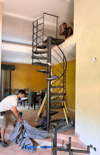 Installation escalier helicoïdal
