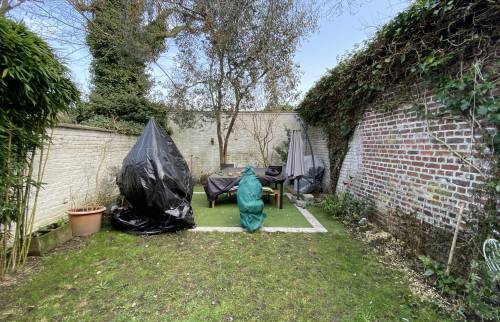 Préparation des surfaces du mur d'enceinte 