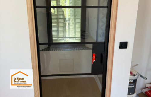 Installation d’une verrière intérieure sur mesure dans le cadre d’une rénovation de studio à Aix-en-Provence. Une solution idéale pour structurer les espaces tout en conservant la luminosité.