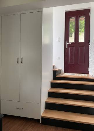 Penderie du grand meuble au départ de l'escalier (Essonne 91)