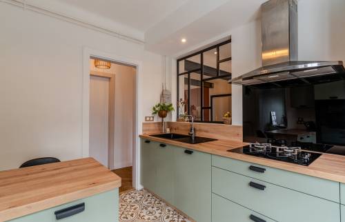 Aménagement sur mesure d'une cuisine linéaire avec espace repas 3 personne en maison ) Meaux (77)