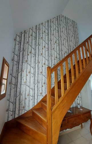 escalier et papier peint