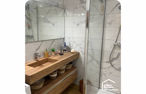 Revêtement mural salle de bain en marbre 