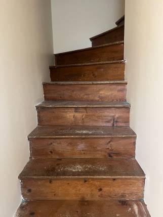 Ancien escalier en bois avant travaux de rénovation - Lagnieu 01150