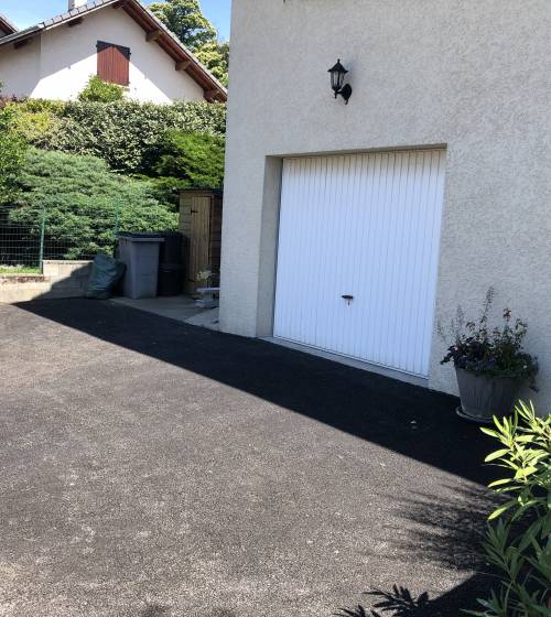 Après travaux : allée bitumée et caniveau