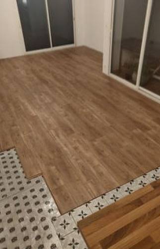 Pose de la couche d'isolant et installation des première lames dans la pièce de vie