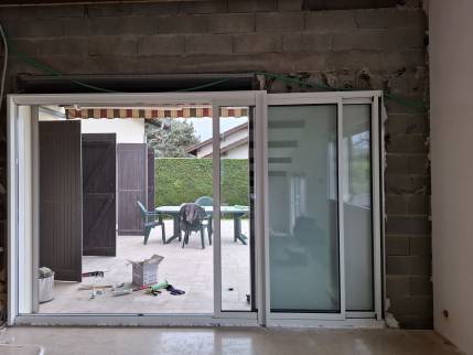 Rénovation de menuiserie avec travaux de pose d'une baie vitrée coulissante à galandage - Ambérieu-en-Bugey 01500