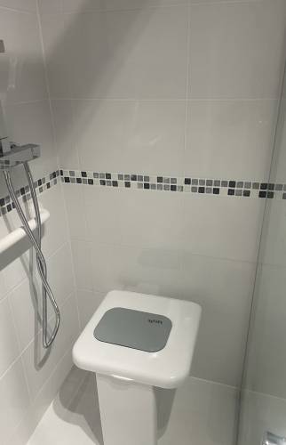 siège rétractable de salle de bain PMR