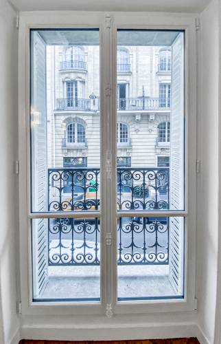 Vue du balcon sur la rue dans un appartement parisien