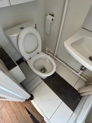 Petite salle d'eau dans un studio avant travaux de rénovation d'appartement - Nantes 44