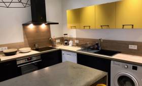 Plan de travail et crédence de cuisine bois dans un appartement rénové - Nantes 44