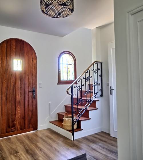 Rénovation d’une entrée avec escalier et éléments bois à proximité de Sautron après
