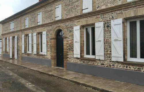 La longue façade tout en pierres