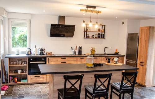 Cuisine équipée ouverte sur le salon