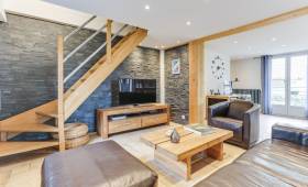 Rénovation ancienne ferme avec création escalier bois sur mesure pour accès ayux combles restaurations poutres et solives - Vauréal - 95490 - 