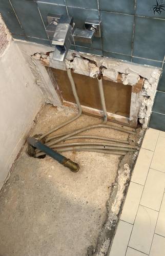 Dépose des anciens équipements sanitaires et reprise des réseaux avant rénovation complète.