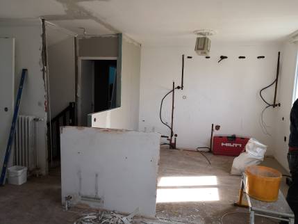 Démolition des cloisons, préparation des réseaux électriques et de plomberie pour une cuisine Sécurisée et adaptée