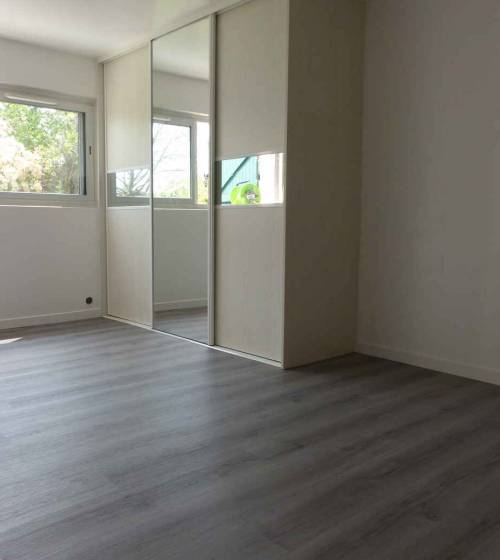 Après - beau parquet PVC clipsé imitation bois blanc (Yerres 91330)