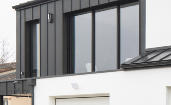 Surélévation d'une maison en bardage zinc anthracite à Vertou