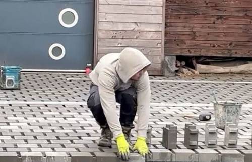 Mise en place du pavage extérieur – réalisation d’une cour de 180 m² 