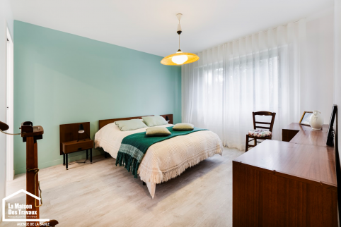 Mobilier années 70 pour cette chambre double