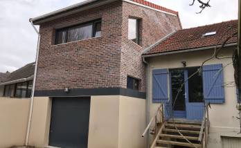 Extension avec vue sur garage et mur en brique