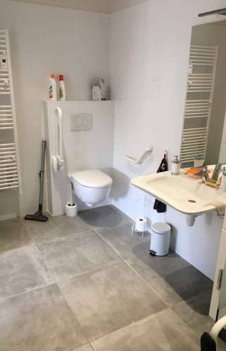 Salle de bains avec accès PMR
