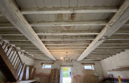 Plafond en poutres apparentes d'une maison ancienne