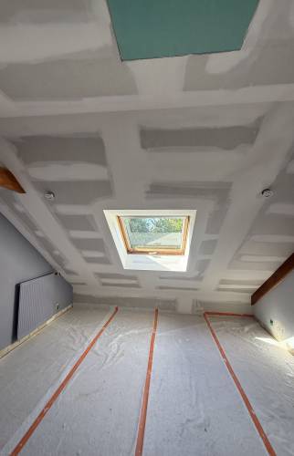 Rénovation de maison près de Vigneux-de-Bretagne : isolation sous toiture, VMC, PAC air/air et peinture pour un meilleur confort peinture