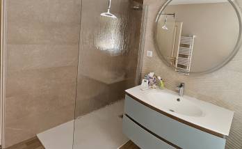 Vue d'ensemble de la salle de bains