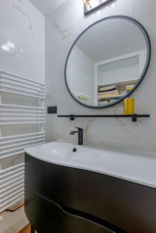 Fontaines Sur Saône (69270) : Rénovation complète d'une salle de bains avec l'alliance réussie du carrelage effet marbre et du noir