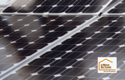 Installation de panneaux photovoltaïques par un artisan partenaire sélectionné par La Maison Des Travaux Aix-en-Provence pour une rénovation énergétique à Venelles (13770).