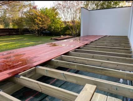 Vissage des lames de paddouk pour la construction d'une terrasse bois - Montauban 82000