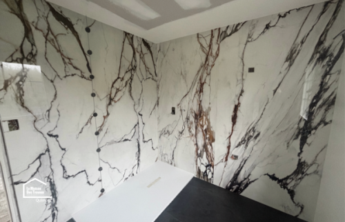 Détail de la faïence effet marbre Porcelanosa posée lors d'une rénovation de salle de bain à Quimper dans le Finistère Sud.