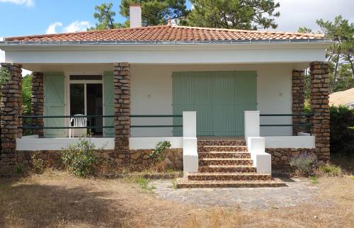 Arrière de la maison rénovée (volets peint + balustrade)