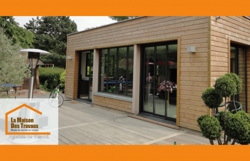 Agrandissement en bois avec baie vitrée à Vesoul : un espace de vie ouvert sur la nature.