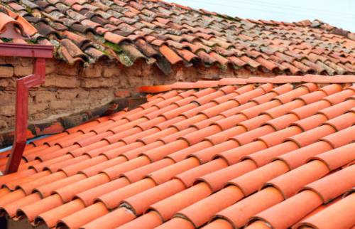 Vue d'une partie de l'ancienne couverture et une partie rénovée