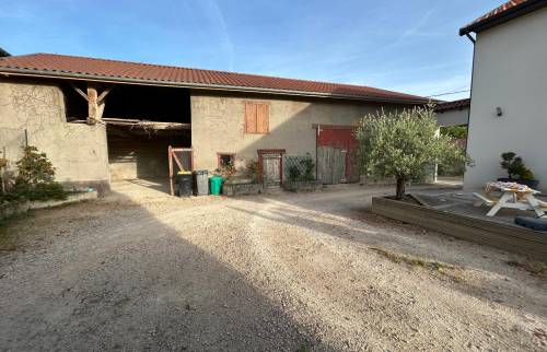 Façade et cours de l'ancienne grange avant les travaux à Voiron