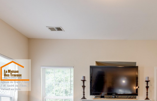 Cheminée rénovée avec TV murale près de Dreux – Rehaussez votre salon avec une cheminée modernisée et un espace TV épuré pour une ambiance cosy et élégante.