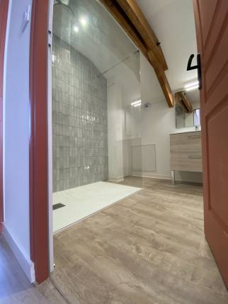 Création de salle de bain avec revêtement de sol stratifié - Montauban 82000