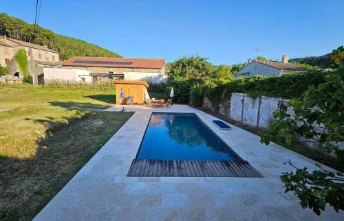 Piscine terrasse travertin La Maison Des Travaux Alès