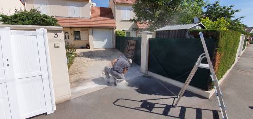 Ancrage au sol des fermetures du nouveau portail en PVC - Solers 77111