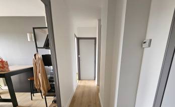 Couloir rénové en vinyle coloris chêne clair